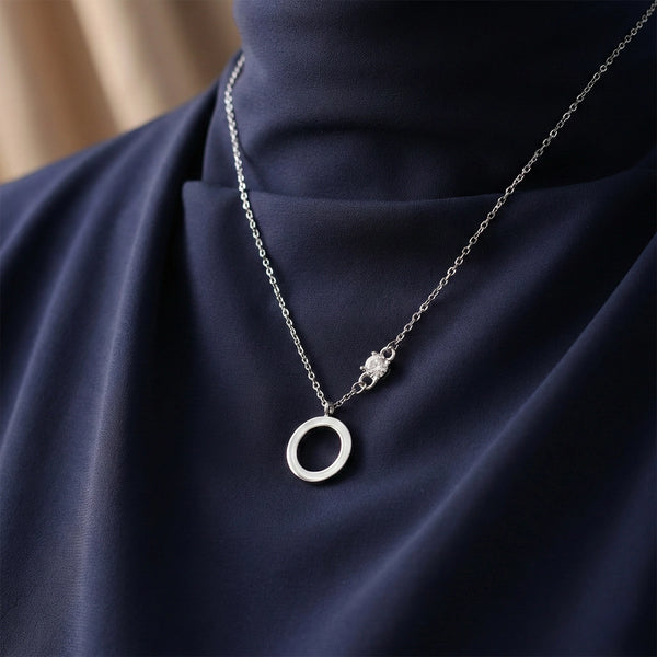Silver Circle Pendant Necklace.